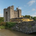 IRLANDA Bunratty_Castle_and_Durty_Nellys,_Southeast_view_20150803_1